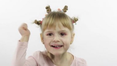 Olumlu kız duygusal olarak yüzler yapar ve pembe bluz içinde gülümser. Beyaz arkaplan