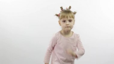 Pembe bluzlu kız dans ediyor. Mutlu dört küçük çocuk. Beyaz arkaplan