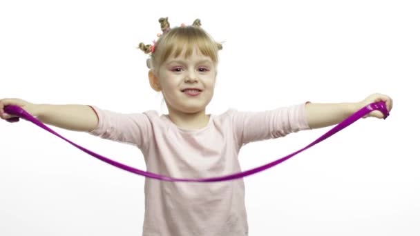手で遊ぶ子供はおもちゃのスライムを作った。紫色のスライムを作る楽しみを持っている子供 — ストック動画