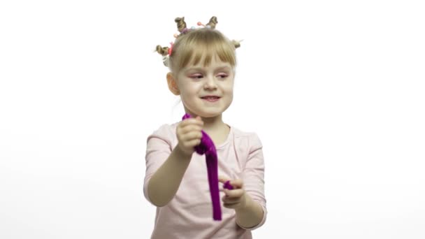 El yapımı balçıkla oynayan bir çocuk. Çocuk mor balçık yaparken eğleniyor — Stok video