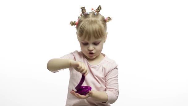 Enfant jouant avec de la boue de jouet faite main. Enfant s'amusant à faire de la boue violette — Video