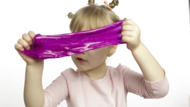 Niño jugando con limo de juguete hecho a mano. Niño divirtiéndose haciendo limo púrpura — Vídeo de stock