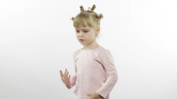Positief meisje in roze blouse dansen. Gelukkige vier kleine kinderen. Witte achtergrond — Stockvideo