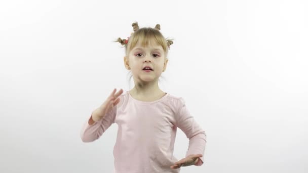 Menina positiva na dança blusa rosa. Feliz quatro criancinhas. Fundo branco — Vídeo de Stock