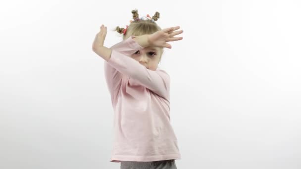 Positive Mädchen in rosa Bluse tanzen. Glückliche vier kleine Kind. Weißer Hintergrund — Stockvideo