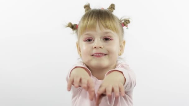 Θετική κοπέλα συναισθηματικά κάνει πρόσωπα και χαμόγελο σε ροζ μπλούζα. Λευκό φόντο — Αρχείο Βίντεο