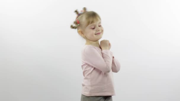 Positief meisje in roze blouse dansen. Gelukkige vier kleine kinderen. Witte achtergrond — Stockvideo