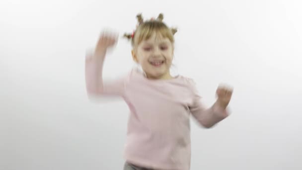 Chica positiva en blusa rosa bailando. Feliz niño de cuatro. Fondo blanco — Vídeos de Stock