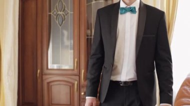 Beyaz gömlekli ve ceketli damat evde. Düğün günü. Yakışıklı adam.