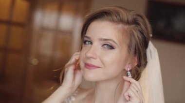 Gece elbisesi ve peçe güzel ve güzel bir gelin. Düğün sabahı. Yavaş hareket