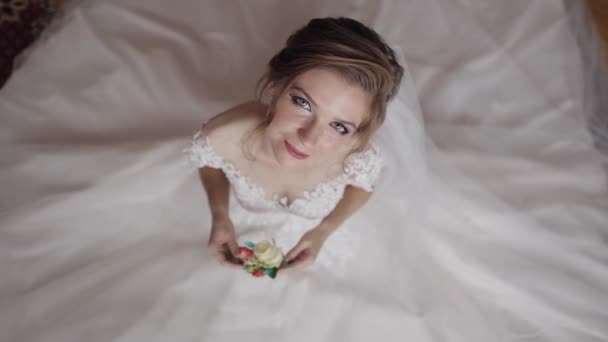 Hermosa, encantadora novia con vestido de noche y velo. Mañana de bodas. Ramo de boda — Vídeos de Stock