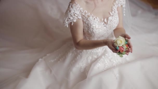 Bruidsboeket in handen van de bruid. Bruiloftsmorgen. Langzame beweging — Stockvideo