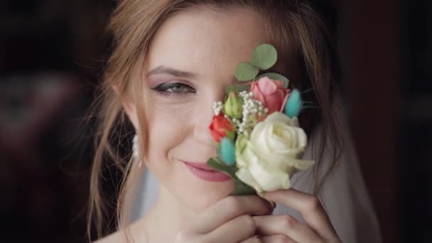 Hermosa, encantadora novia con vestido de noche y velo. Mañana de bodas. Ramo de boda — Vídeo de stock