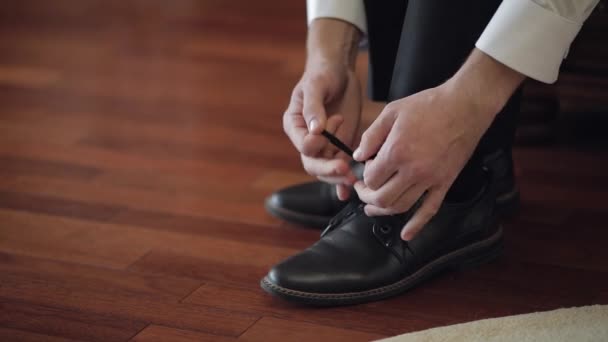 Groom putting his wedding shoes on wedding day. Hands of wedding groom — Stock Video