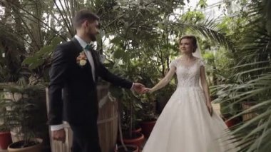 Yeni evliler. Parkta gelinle birlikte beyaz damat. Düğün çifti. Mutlu aile