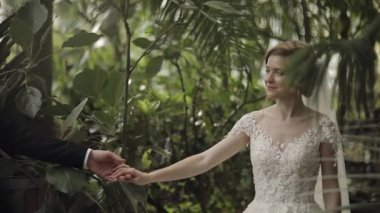 Yeni evliler. Parkta gelinle birlikte beyaz damat. Düğün çifti. Mutlu aile