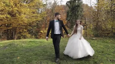 Yeni evliler. Parkta gelinle birlikte beyaz damat. Düğün çifti. Mutlu aile