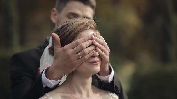 Sposi novelli. Sposo caucasico con sposa nel parco. Matrimonio. Famiglia felice — Video Stock