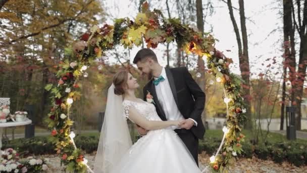 Frisch verheiratet. Kaukasischer Bräutigam mit Braut in der Nähe von Hektaren Blumen. Hochzeitspaar — Stockvideo