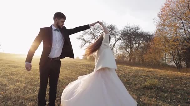 Frischvermählte tanzen. Kaukasischer Bräutigam mit Braut am Morgen. Hochzeitspaar — Stockvideo