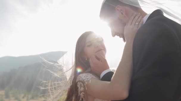 新婚旅行だよ。山の斜面に花嫁と白人新郎。結婚式のカップル。ハッピー — ストック動画
