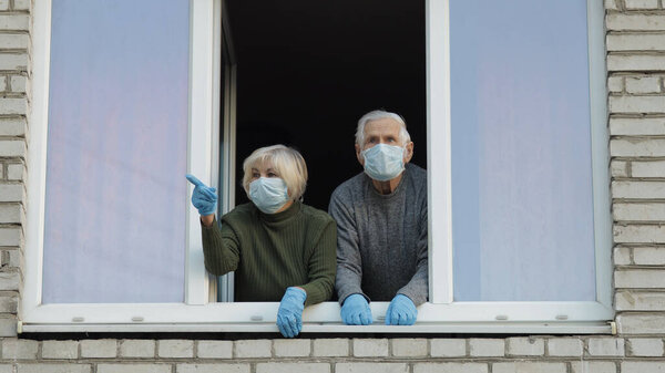 Старые бабушка и дедушка сидят дома в изоляции на карантине. Коронавирус
