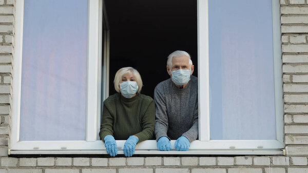 Старые бабушка и дедушка сидят дома в изоляции на карантине. Коронавирус
