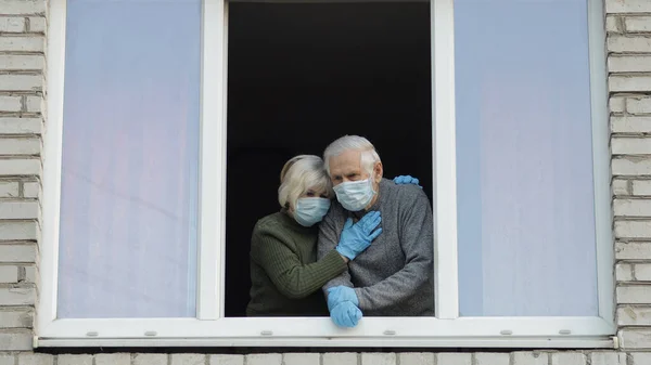 Yaşlı büyükannelerle büyükbabalar karantinada izole halde pencerede kalırlar. Coronavirüs