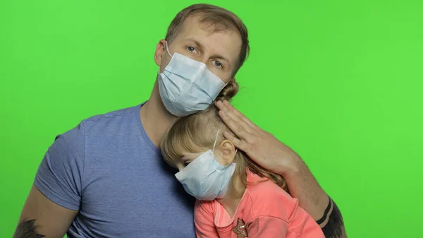 Άρρωστος πατέρας και κόρη με ιατρική μάσκα. Ιός του κερατοειδούς. Οικογενειακή καραντίνα — Φωτογραφία Αρχείου