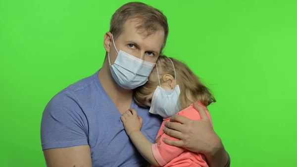 Tıbbi maskeli hasta baba ve kızı. Coronavirus konsepti. Aile Karantinası
