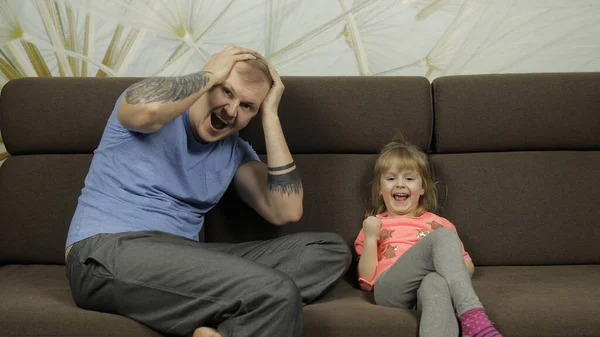 Vader en dochtertje lachen, spelen samen op de bank. Vrijetijdsspel — Stockfoto