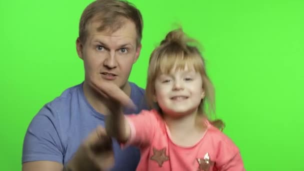 Padre e hija pequeña bloggers hablando con la cámara. Chroma Key. Día de los padres — Vídeo de stock