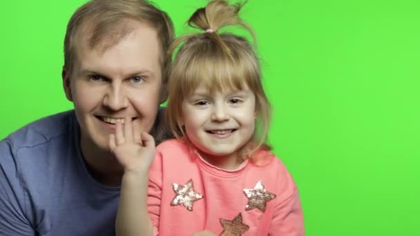 Vater und kleine Tochter bloggen vor der Kamera. Chroma-Schlüssel. Vatertag — Stockvideo
