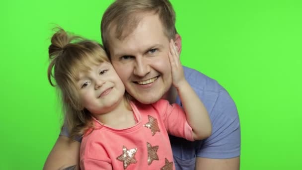 Vater und kleine Tochter umarmen sich. Chroma-Schlüssel. Vatertag — Stockvideo