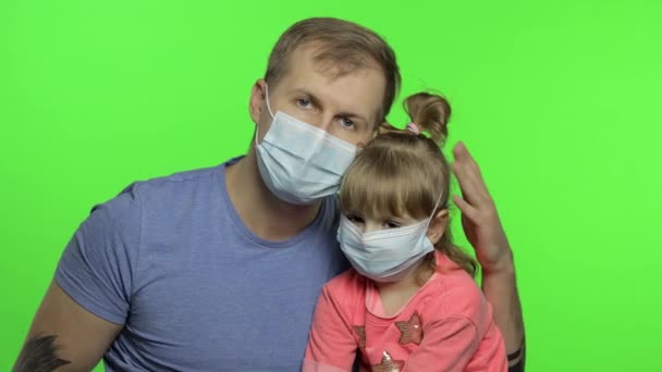 Zieke vader en dochter met medisch masker. Coronavirus concept. Familie quarantaine — Stockvideo