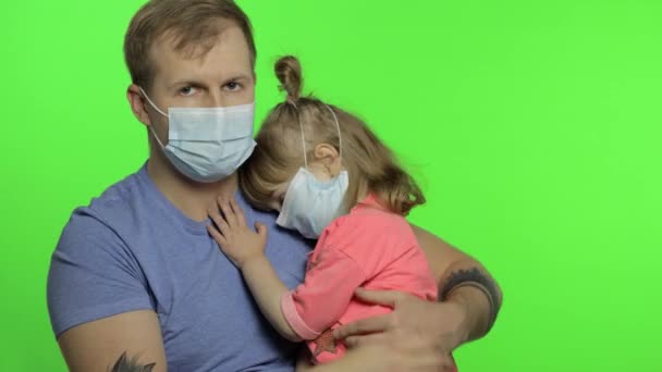 Zieke vader en dochter met medisch masker. Coronavirus concept. Familie quarantaine — Stockvideo