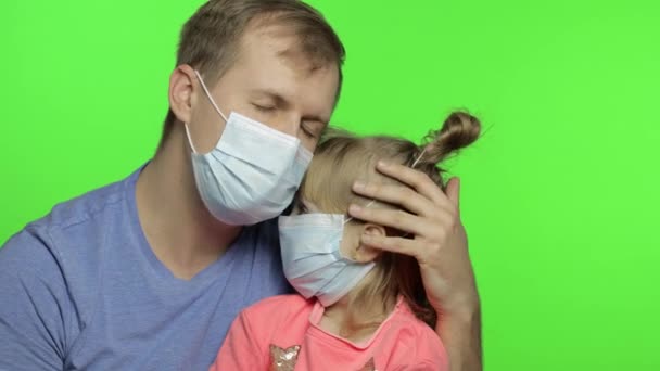 Sjuk far och dotter i medicinsk mask. Coronavirus-konceptet. Karantän för familjer — Stockvideo