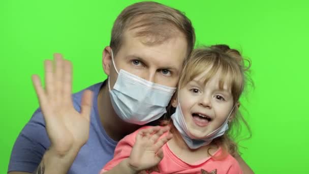 戴着医疗面具的生病的父亲和女儿。验尸官的概念。家庭检疫 — 图库视频影像