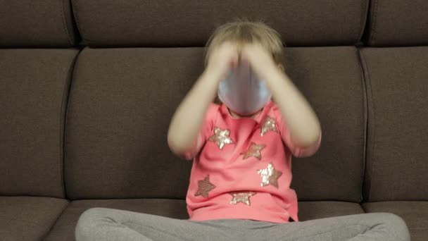 Konsep gadis kecil sakit mengenakan masker medis. Karantina. Membuat wajah — Stok Video