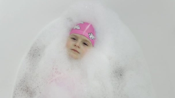 Carina ragazza bionda fa il bagno in costume da bagno. Bambino piccolo lava la testa — Video Stock