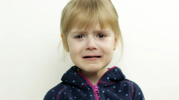 Πορτρέτο του μικρού κοριτσιού που κλαίει με δάκρυα στα μάτια. Λευκό φόντο — Φωτογραφία Αρχείου