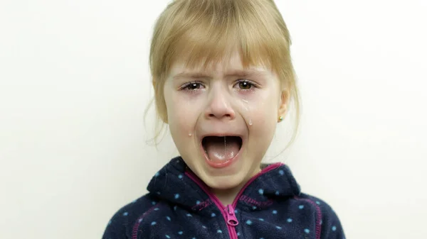 Retrato de una niña llorando con lágrimas en la cara. Fondo blanco —  Fotos de Stock