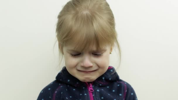 Retrato de una niña llorando con lágrimas en la cara. Fondo blanco — Vídeos de Stock