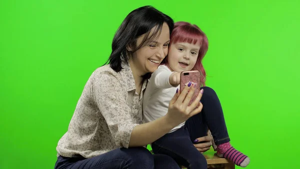 Moeder, dochter vast, met behulp van smart phone praten op video gesprek. Sociale media — Stockfoto