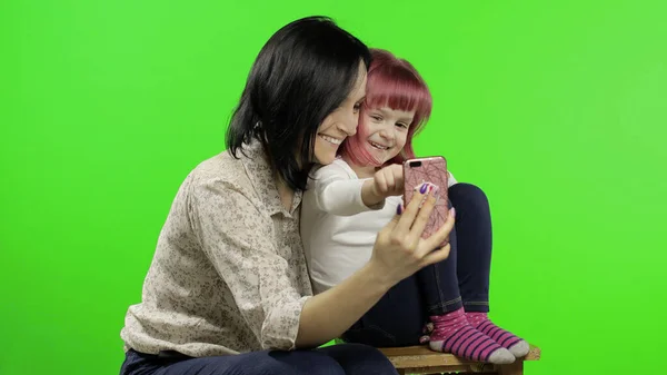 Moeder, dochter vast, met behulp van smart phone praten op video gesprek. Sociale media — Stockfoto