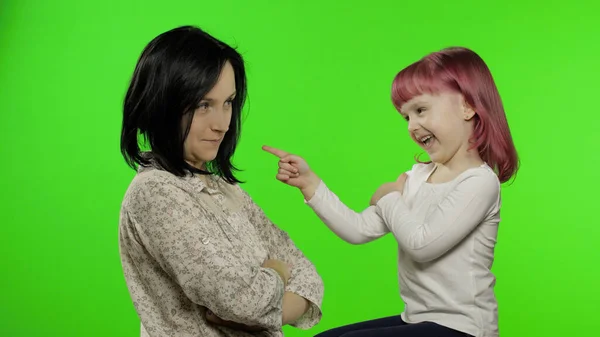 Mãe e filha rindo, brincando juntas. Chroma Key. Dia das mães — Fotografia de Stock