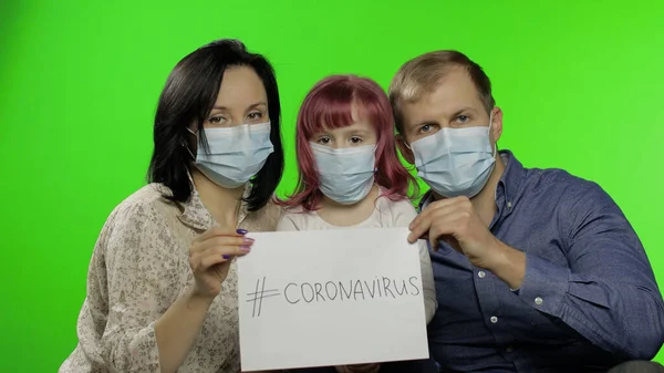 Άρρωστη μητέρα, πατέρας και κόρη με ιατρική μάσκα. Έννοια του Coronavirus — Φωτογραφία Αρχείου
