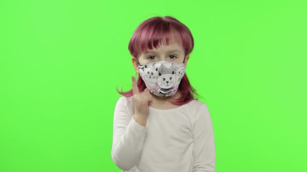 Tıbbi maske takan küçük bir kız. İzolasyon. Dünya salgını COVID-19 coronavirüs — Stok video