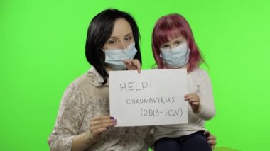 Hasta anne ve kız, yardım mesajıyla çağrı bırakın. Coronavirus konsepti