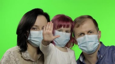 Hasta aile annesi, baba ve kızı tıbbi maske takıyor. Coronavirus konsepti